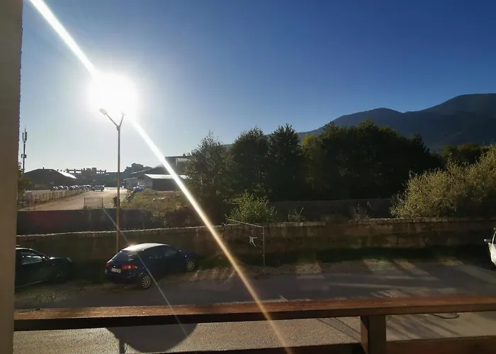 Sunny By The Lift In Apartment *