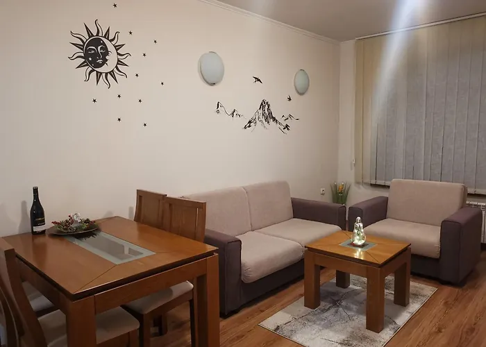 Sunny By The Lift In Apartment *